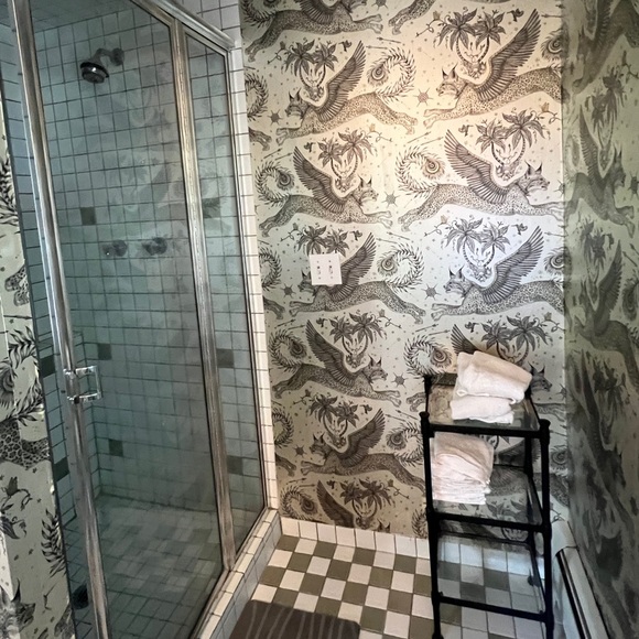 - Emma J. Shipley Lynx Wallpaper in Gilver 1 Roll - Picture 4 of 5